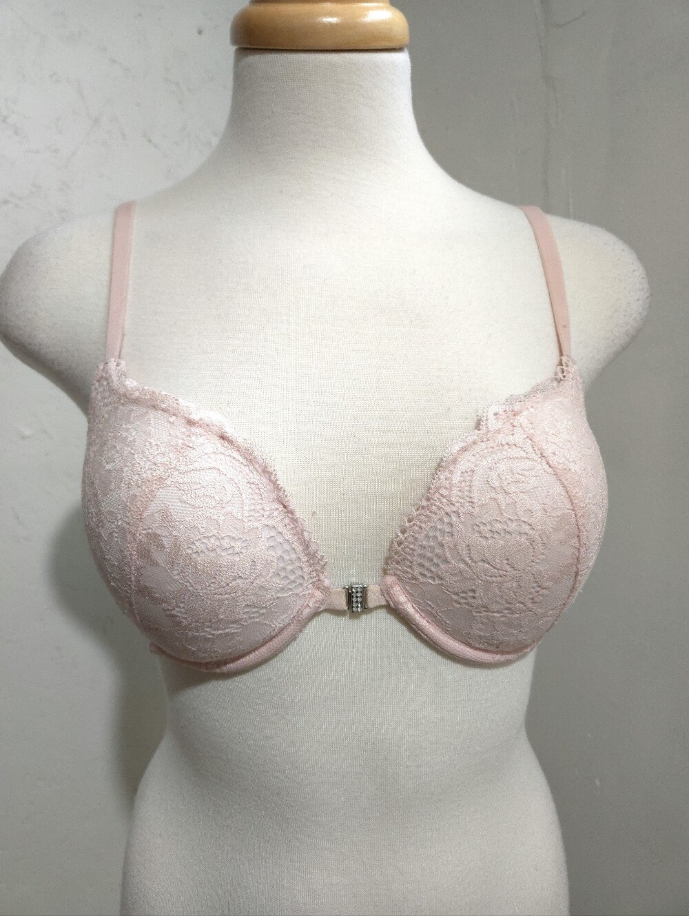 Victoria's Secret Blush Pink Lace Push-Up Bra Front Closure